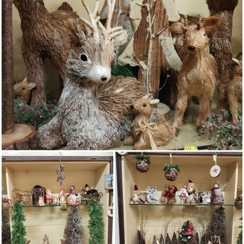 Das Bild zeigt eine Sammlung von Dekorationsartikeln. Der obere Teil zeigt Stroh-gefertigte Rehe und andere Waldtiere. Unten befinden sich zwei Holzregale mit Tannenbäumen und Weihnachtsdekorationen.
