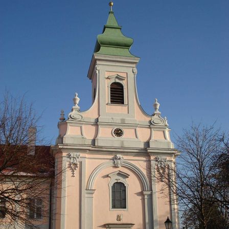 Bild enthält, Bell Tower, Building, Tower, Arch, Gothic Arch, Spire, Clock Tower, Monastery, Cathedral, Church