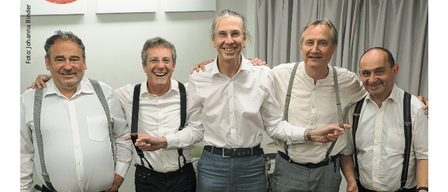 Fünf Männer in suspenders und weißen Hemden, lächelnd, stehen zusammen mit dem Datum 21.2.2026 und der Veranstaltung JIVE für FIVE im Dorfzentrum Meiseldorf.