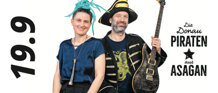 Plakat für die 19.9 Veranstaltung, mit zwei Künstlern, einem Mann in einem Piratenhut mit Gitarre und einer Frau mit blauer Haube, beide lächeln. Das Plakat enthält Datum, Uhrzeit und Ort der Veranstaltung.