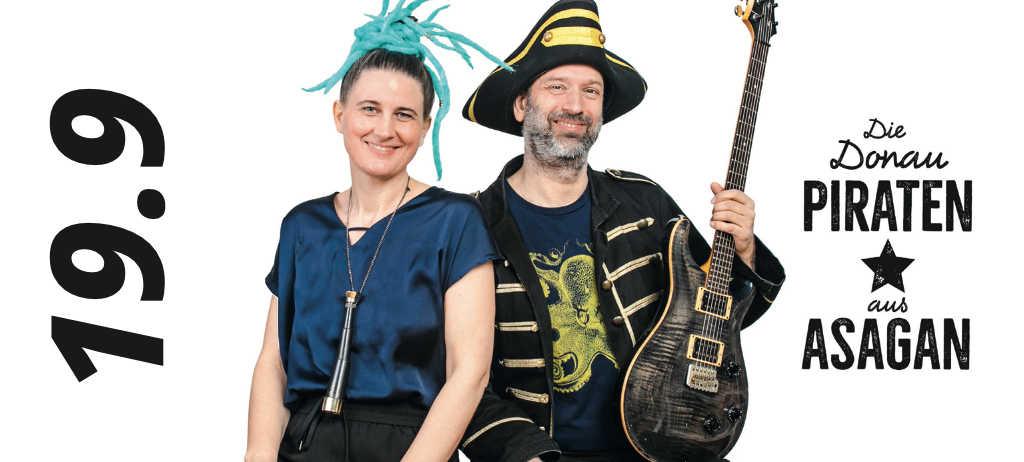 Plakat für die 19.9 Veranstaltung, mit zwei Künstlern, einem Mann in einem Piratenhut mit Gitarre und einer Frau mit blauer Haube, beide lächeln. Das Plakat enthält Datum, Uhrzeit und Ort der Veranstaltung.