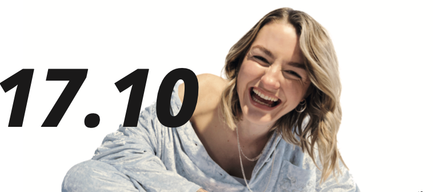 Eine Frau in blauer Kleidung lächelt und sitzt auf dem Boden. Das Datum 17.10 ist über ihr. Das Foto ist von Ida 2025. Die Veranstaltung findet am 17. Oktober 2026 um 19:30 Uhr im Dorfzentrum Meiseldorf statt.