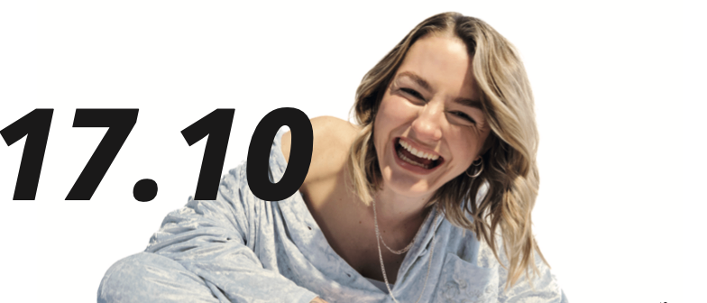 Eine Frau in blauer Kleidung lächelt und sitzt auf dem Boden. Das Datum 17.10 ist über ihr. Das Foto ist von Ida 2025. Die Veranstaltung findet am 17. Oktober 2026 um 19:30 Uhr im Dorfzentrum Meiseldorf statt.