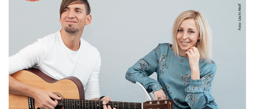 Bild enthält, Advertisement, Guitar, Poster, Adult, Male, Man, Person, Female, Woman, QR Code