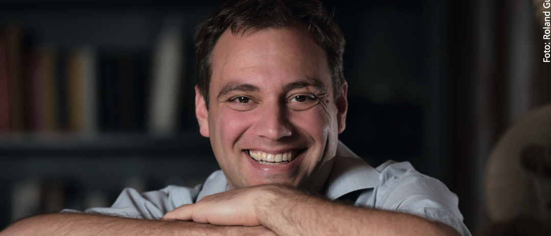 Bild enthält, Finger, Person, Adult, Male, Man, Guitar, Musical Instrument, Face, Head, Guitarist