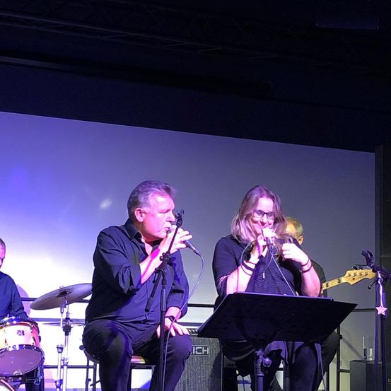 Bild enthält, Adult, Male, Man, Person, Music, Musician, Performer, Singing, Concert, Group Performance