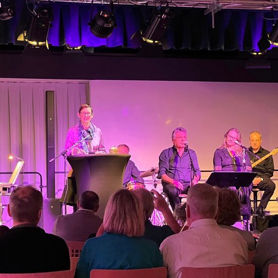 Bild enthält, Adult, Female, Person, Woman, Male, Man, Crowd, Glasses, Laptop, Performer