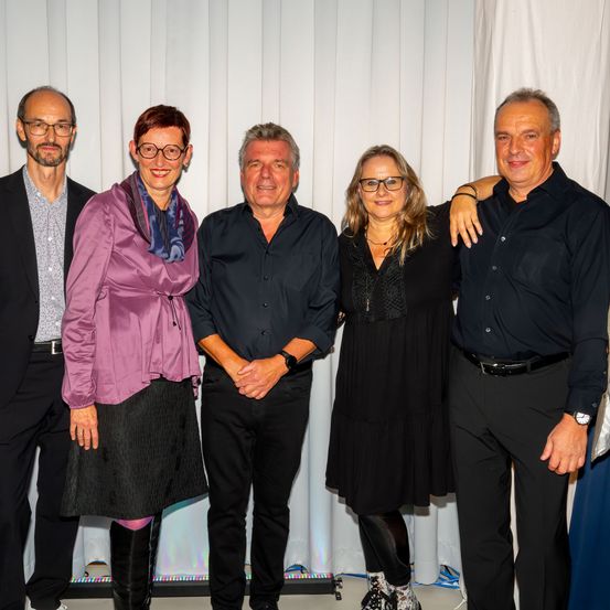 Bild enthält, Groupshot, Person, People, Adult, Female, Woman, Male, Man, Suit, Coat