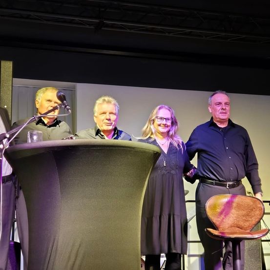 Bild enthält, Crowd, Person, Adult, Female, Woman, Male, Man, Microphone, Audience, Necklace