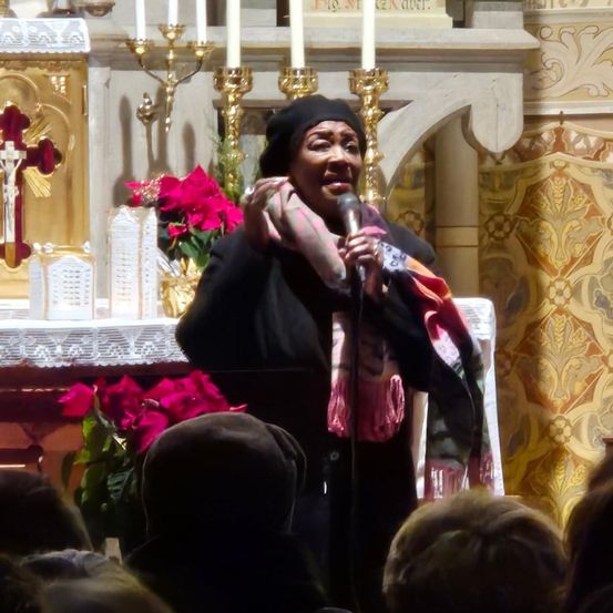Bild enthält, Altar, Person, Photography, Portrait, Potted Plant, Flower, Cross, People, Flower Arrangement, Flower Bouquet