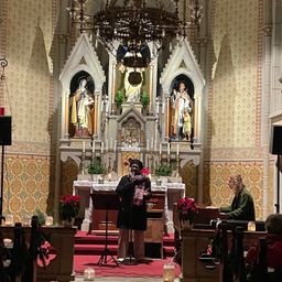 Bild enthält, Building, Altar, Church, Prayer, Indoors, Adult, Female, Person, Woman, Chapel