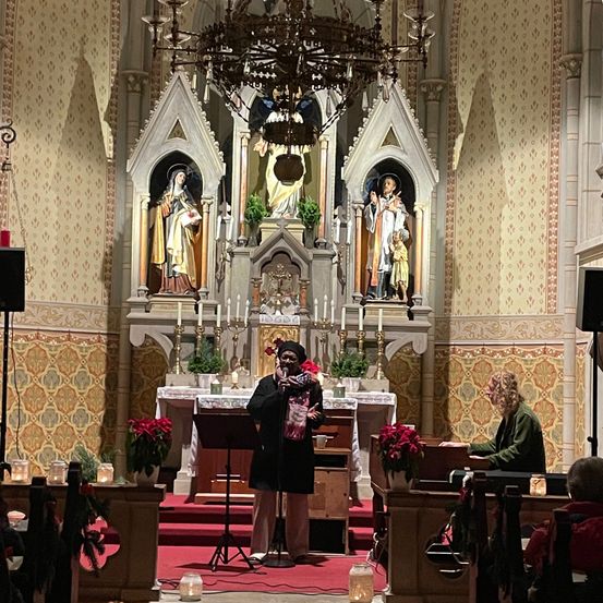Bild enthält, Building, Altar, Church, Prayer, Indoors, Adult, Female, Person, Woman, Chapel