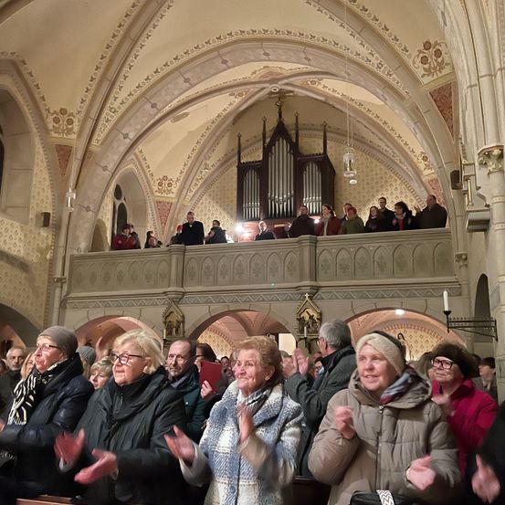 Bild enthält, Building, Adult, Female, Person, Woman, Male, Man, Face, People, Altar