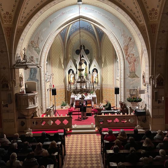 Bild enthält, Indoors, Architecture, Building, Prayer, Chapel, Church, Person, Altar