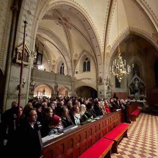 Bild enthält, Architecture, Building, Altar, Prayer, Adult, Male, Man, Person, Indoors, Face