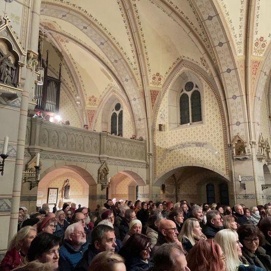 Bild enthält, Building, Adult, Female, Person, Woman, People, Male, Man, Crowd, Face