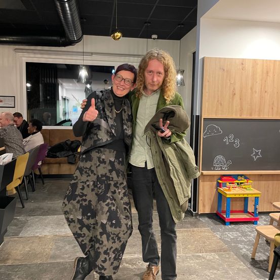 Bild enthält, Person, Photography, Portrait, Floor, Coat, Adult, Female, Woman, Pants, Photobombing