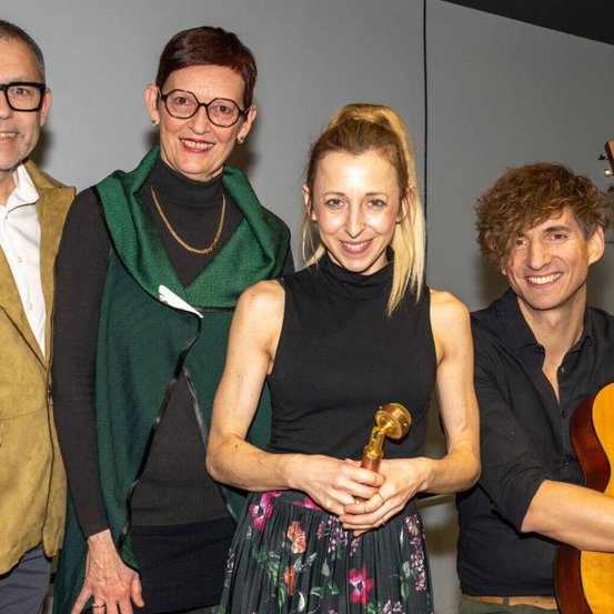 Bild enthält, Adult, Female, Person, Woman, Boy, Male, Teen, Coat, Guitar, Man