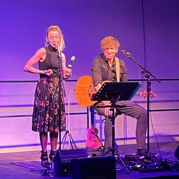 Bild enthält, Stage, Concert, Crowd, Person, Adult, Female, Woman, Male, Man, Lighting