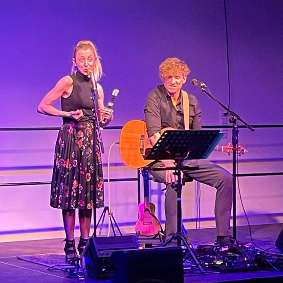 Bild enthält, Stage, Concert, Crowd, Person, Adult, Female, Woman, Male, Man, Lighting