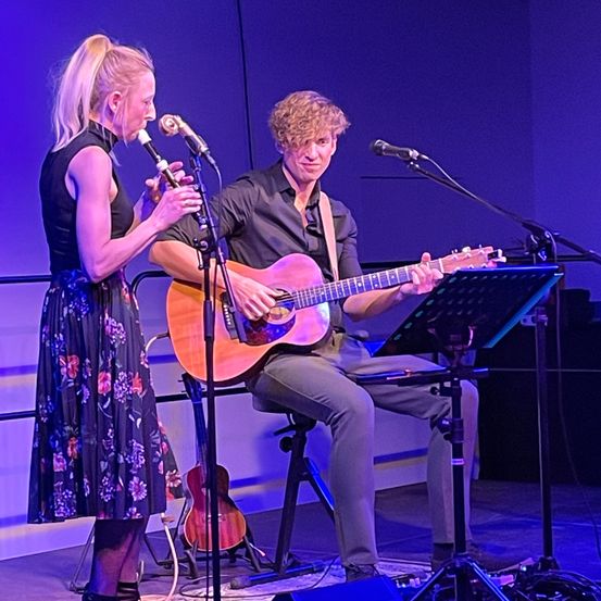 Bild enthält, Concert, Person, Guitar, Adult, Female, Woman, Male, Man, Stage, Guitarist