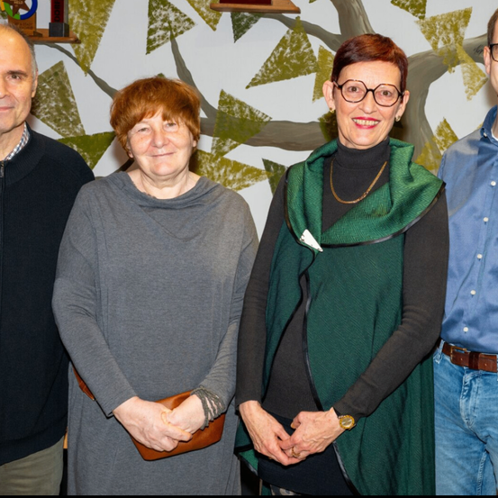 Bild enthält, Pants, People, Person, Adult, Male, Man, Female, Woman, Blouse, Jeans