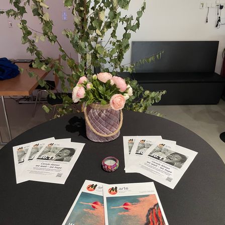 Bild enthält, Advertisement, Plant, Poster, Text, Receipt, Table, Tabletop, Rose, Flower Arrangement, Person