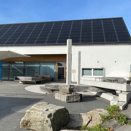 Bild enthält, Electrical Device, Solar Panels, Outdoors, Aerial View