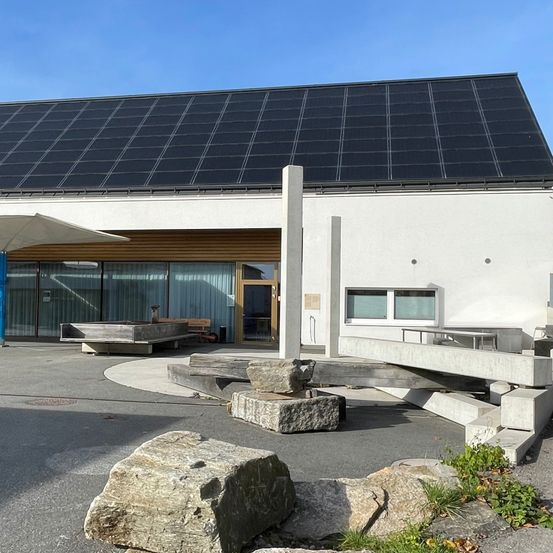 Bild enthält, Electrical Device, Solar Panels, Outdoors, Aerial View