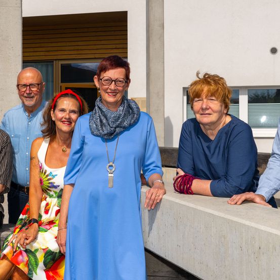 Bild enthält, Flower, Flower Arrangement, People, Person, Adult, Male, Man, Groupshot, Female, Woman