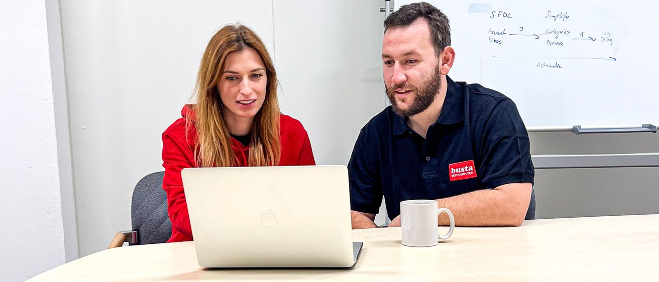 Bild enthält, Adult, Male, Man, Person, Laptop, Pc, White Board, Cup, Face, Head