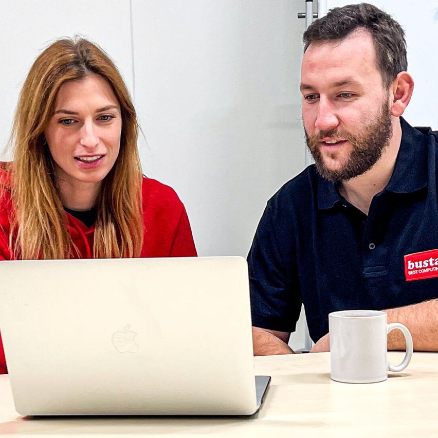 Bild enthält, Adult, Male, Man, Person, Laptop, Pc, White Board, Cup, Face, Head