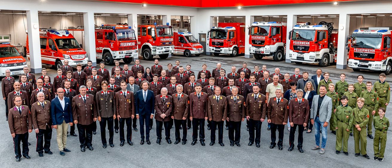 Bild enthält, People, Person, Fire Station, Fire Truck, Truck, Vehicle, Coat, Suit, Car