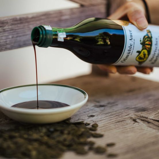 Bild enthält, Cooking, Food, Pouring Food, Can, Tin, Ice Hockey, Ice Hockey Puck, Rink, Skating, Sport