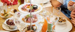 Bild enthält, Brunch, Meal, Fork, Glass, Plate, Person, Spoon, Dish, Cup, Food Presentation