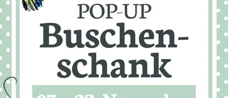 Ein Plakat für einen Pop-up-Shop mit einem Kolibri, Pflanzen und Tupfen. Es steht POP-UP Buschen-schank 07-23 November FR-SO AB 16:00 UHR Dorfstraße 17|8263 Großwilfersdorf.