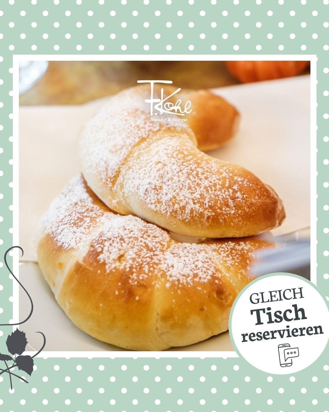 Zwei Croissants mit Puderzucker liegen auf einem weißen Teller. Das Bild hat einen grünen Punkterand und zeigt einen Kürbis im Hintergrund.