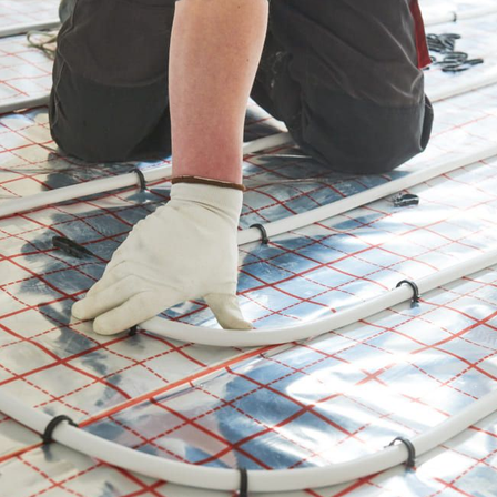 Bild enthält, Watercraft, Glove, Boat, Canoe, Outrigger, Rowboat, Adult, Male, Man, Person