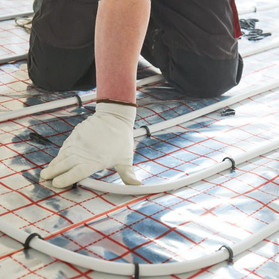 Bild enthält, Watercraft, Glove, Boat, Canoe, Outrigger, Rowboat, Adult, Male, Man, Person