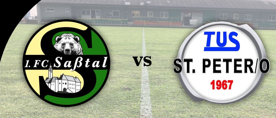 Matchday-Veranstaltungsplakat zeigt 1. FC Sattal gegen St. Peter/O 1967 auf einem Fußballfeld mit einem grünen Banner und Team-Logos.