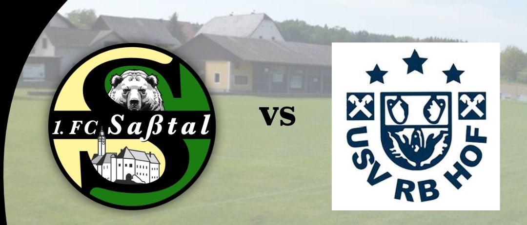 Ein Plakat für einen Fußball-Matchday-Event mit zwei Teams, 1.FC Saftal und VSV RB Hof, mit einem Fußballplatz und Häusern im Hintergrund. Das Spiel ist für den 1. August 2026 um 18:00 Uhr auf dem Sportplatz Weinburg geplant.