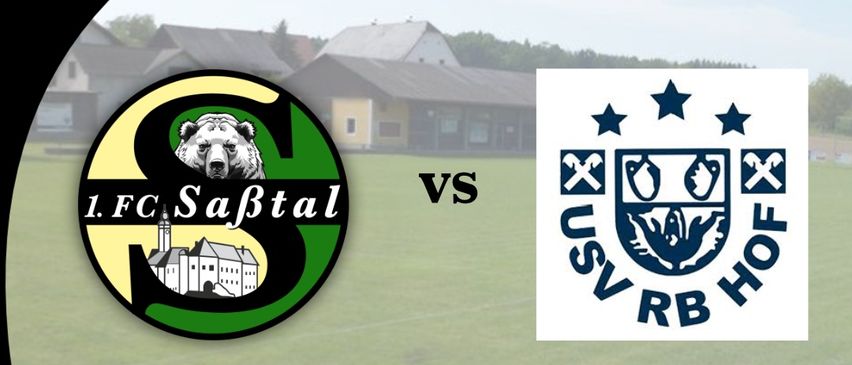 Ein Plakat für einen Fußball-Matchday-Event mit zwei Teams, 1.FC Saftal und VSV RB Hof, mit einem Fußballplatz und Häusern im Hintergrund. Das Spiel ist für den 1. August 2026 um 18:00 Uhr auf dem Sportplatz Weinburg geplant.
