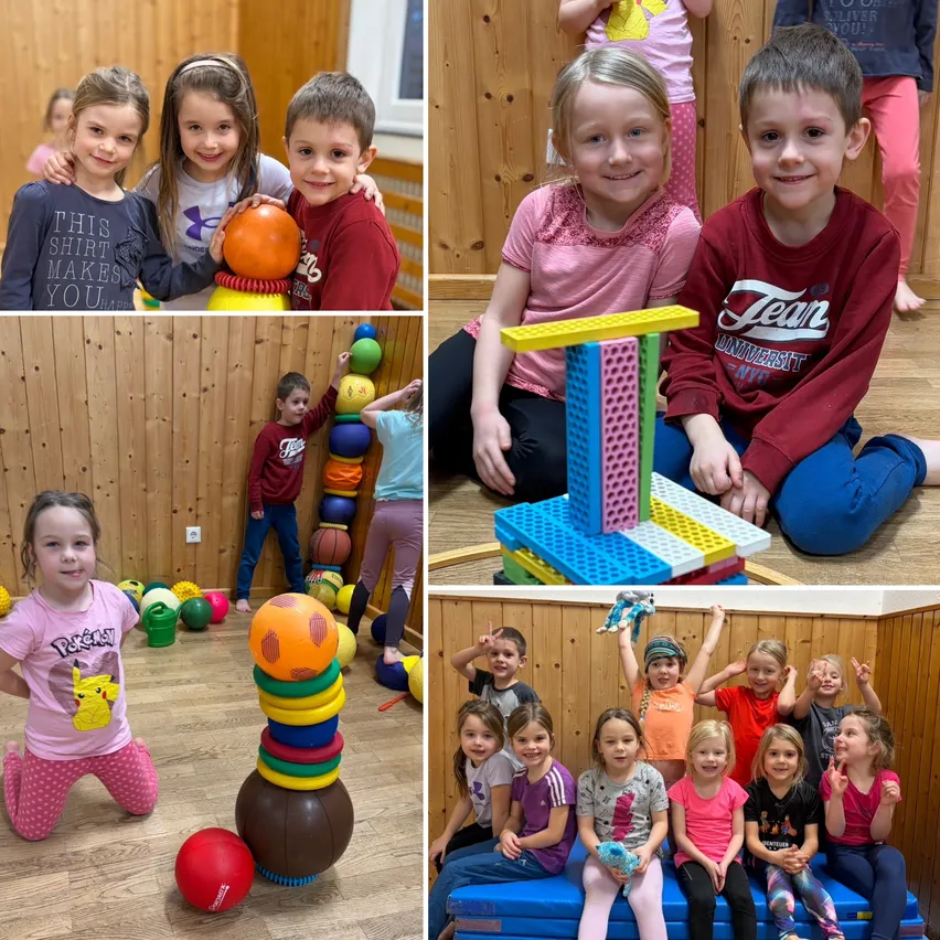 Ein Collage von Kindern, die mit verschiedenen Spielzeugen spielen, darunter gestapelte Ringe und ein Spielzeugturm. Sie lächeln und scheinen Spaß zu haben.