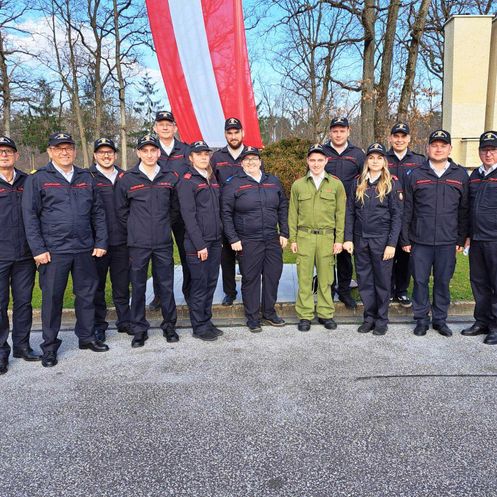 Bild enthält, People, Person, Adult, Male, Man, Baseball Cap, Coat, Jacket, Austria Flag, Officer