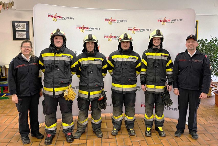 Bild enthält, Fireman, Person, Adult, Male, Man, Shoe, Glasses, Helmet, Coat