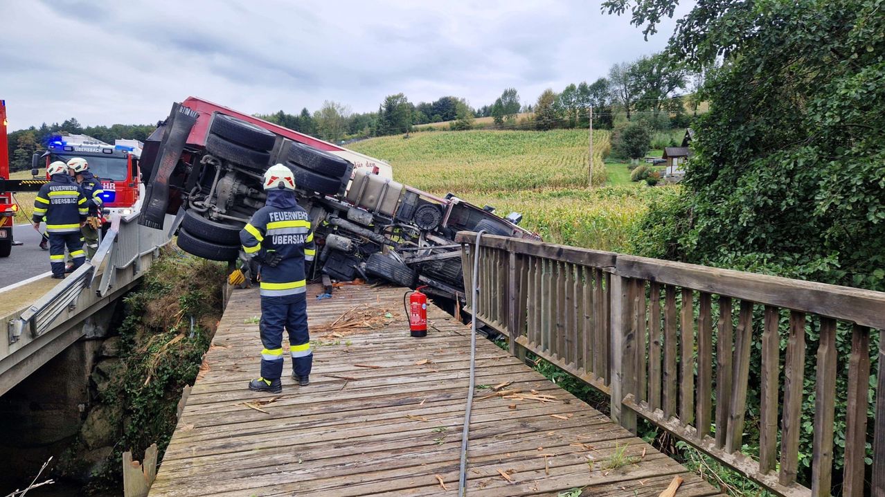 Bild enthält, Helmet, Person, Clothing, Footwear, Shoe, Worker
