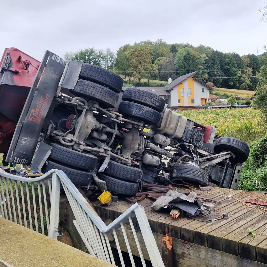 Bild enthält, Machine, Wheel, Person, Clothing, Glove, Helmet, Worker, Footwear, Shoe, Tire