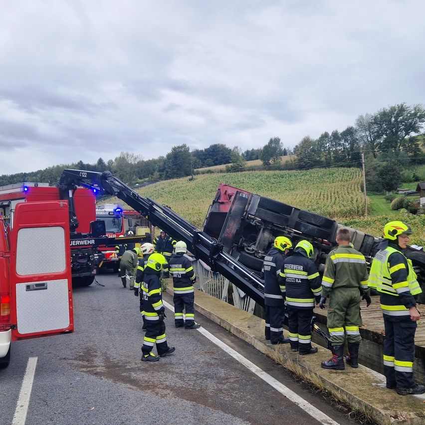 Bild enthält, Person, Helmet, Clothing, Glove, Machine, Wheel, Truck, Vehicle, Footwear, Shoe