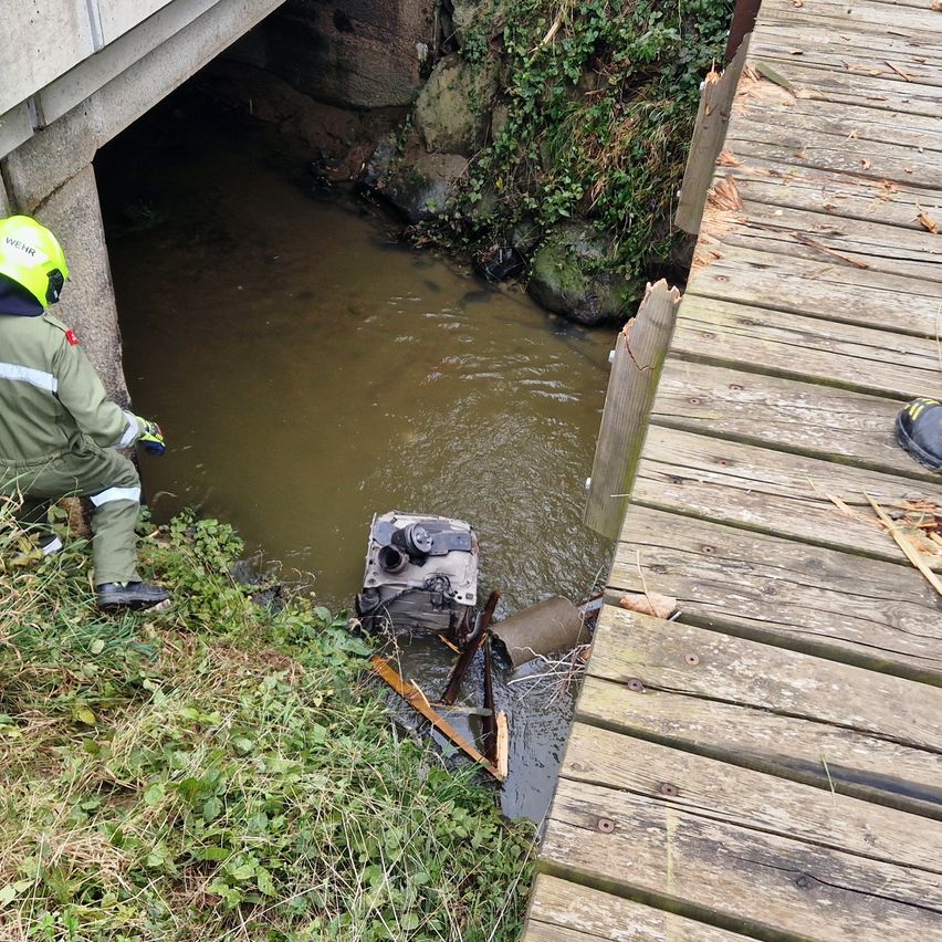 Bild enthält, Water, Waterfront, Wood, Boy, Child, Male, Person, Helmet, Pants, Shoe