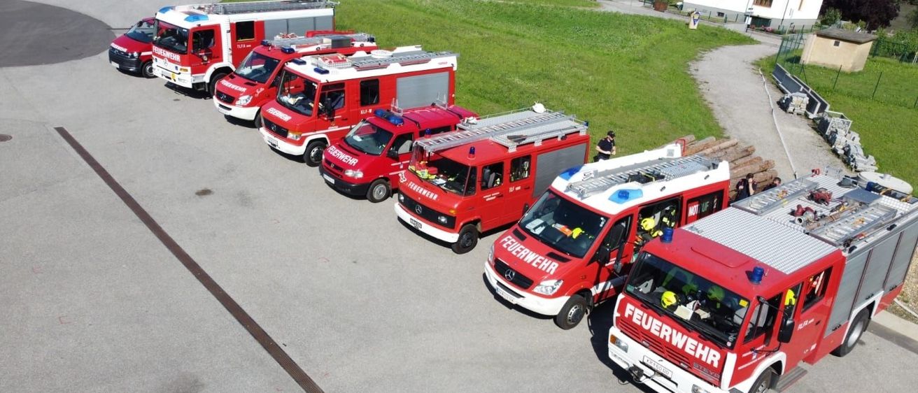 Bild enthält, Transportation, Vehicle, Fire Truck, Truck, Fire Station, Machine, Wheel, Building, Person, Car